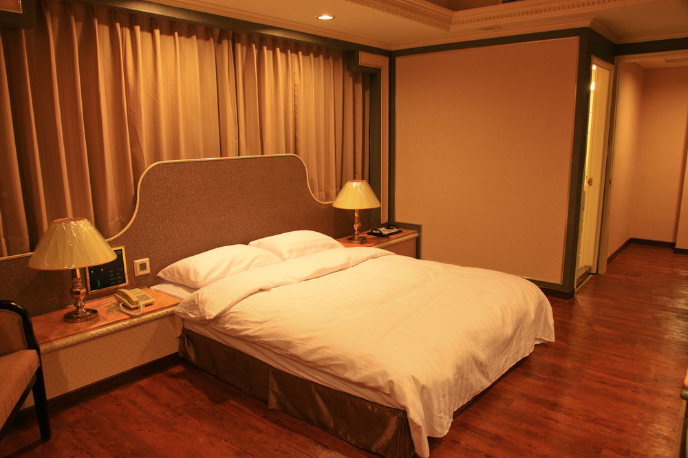 โรงแรมเฟิสต์ พลาซา ไถจง ภายนอก รูปภาพ
